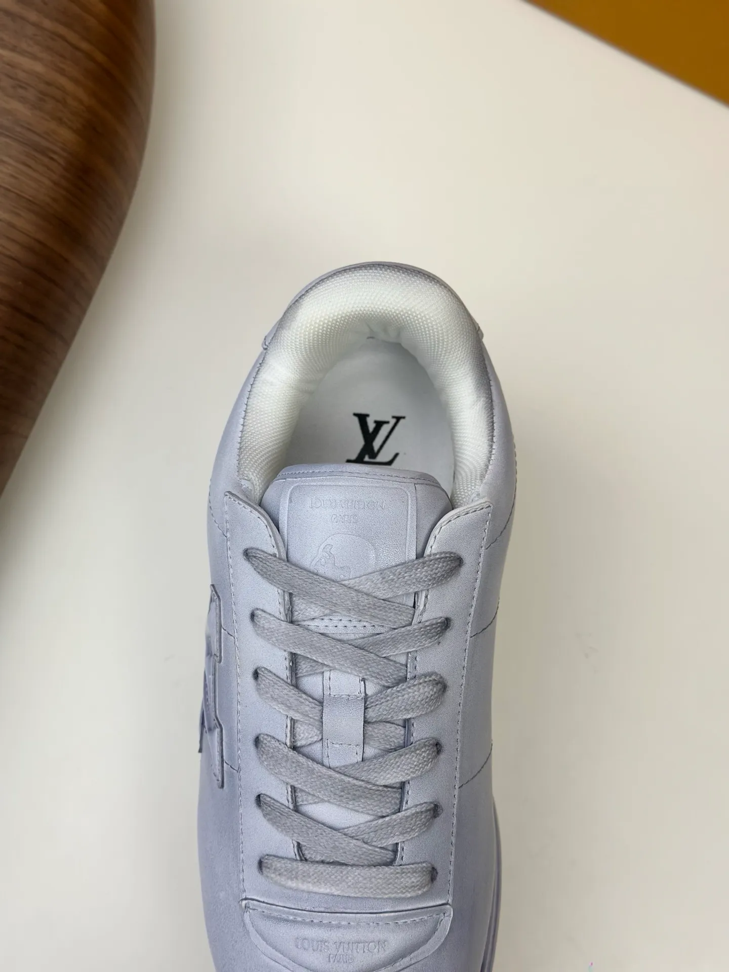 💰800💰Full package💰Top version Washed LV-Louis Vuitton-Classic catwalk new style 1:1 developed replica of the original version! ! The upper foot is very comfortable. It is made of luxurious materials, washed with fine workmanship, and the midsole is printed with English letters "Made in Europe." The upper is made of calfskin imported from Italy. The side is decorated with the brand's LOGO and signature. The latest latex foot pads and mesh lining make the foot feel super comfortable. The original two-color TPU combination outsole is specially provided by the original factory. Bag technology Goodyear stitched edges Fabric: Exclusive custom first-layer cowhide Accessories: Exclusive private model Vuitton logo, lining: Customized silk mesh lining - first-layer silk cowhide lining Outsole: TPU combination outsole wear-resistant, non-slip and anti-yellowing Foot pads: new latex pads-mesh sweat-absorbent Counter technology: fully computerized sewing machine wire drawing Toe box back cover Hot and cold shaping Full set of pull-top last with medium and low logo pattern Counter packaging - Shoelaces, certificates, cards, instructions, certificates of quality, dust bags, the most comprehensive packaging on the Internet, men's sizes 39-44 (38/45 custom-made, non-refundable!